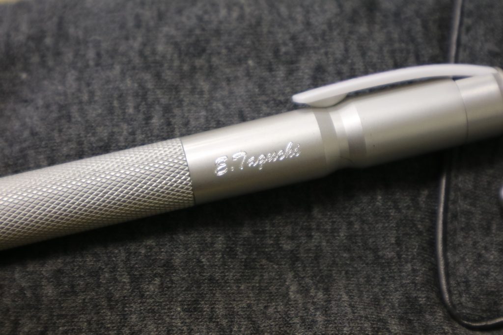 ボールペン 万年筆 シャープペン 刻印例 engrave Tokyo Akihabara Engraving Specialty Shop HAYABUSA can engrave on the day 名入れ　即日　東京　都内　秋葉原　山手線　秋葉原駅　アクリル　樹脂　プラスチック