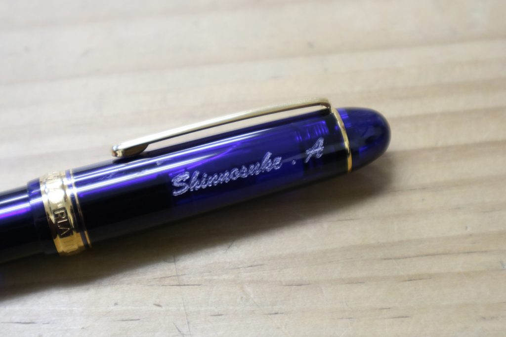 ボールペン 万年筆 シャープペン 刻印例 engrave Tokyo Akihabara Engraving Specialty Shop HAYABUSA can engrave on the day 名入れ　即日　東京　都内　秋葉原　山手線　秋葉原駅　アクリル　樹脂　プラスチック