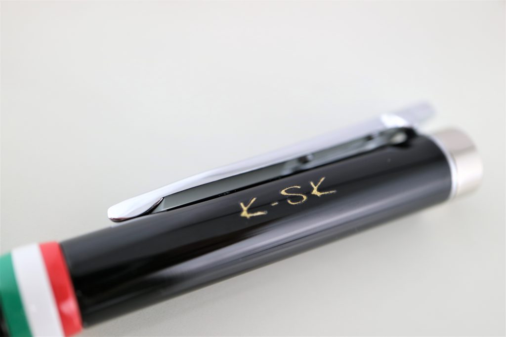 ボールペン 万年筆 シャープペン 刻印例 engrave Tokyo Akihabara Engraving Specialty Shop HAYABUSA can engrave on the day 名入れ　即日　東京　都内　秋葉原　山手線　秋葉原駅　アクリル　樹脂　プラスチック